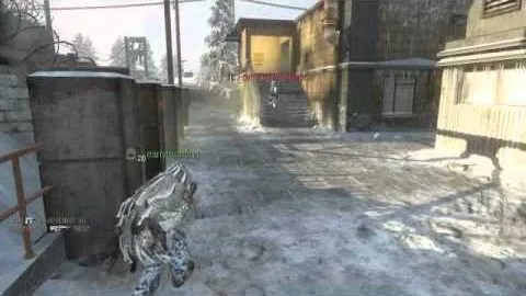 A snowbound street, a body in the foreground and enemies tagged red by the steps at the far end.